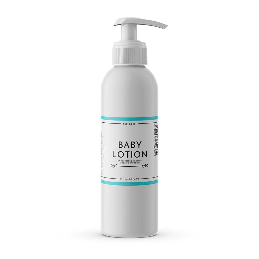 Een witte fles met een wit etiket, baby body lotion die de gevoelige huid voedt en verzacht. Gemaakt met extracten van kamille, haver en frambozen.