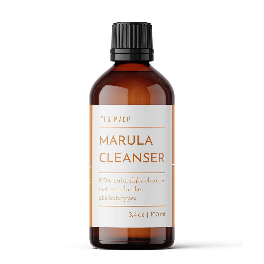 Een bruine fles met een wit label, gevuld met onze Marula Olie Cleanser. Verwijdert make-up, dode huidcellen en vuil zonder uitdroging. Geschikt voor alle huidtypes, vooral voor de droge(re) huid.